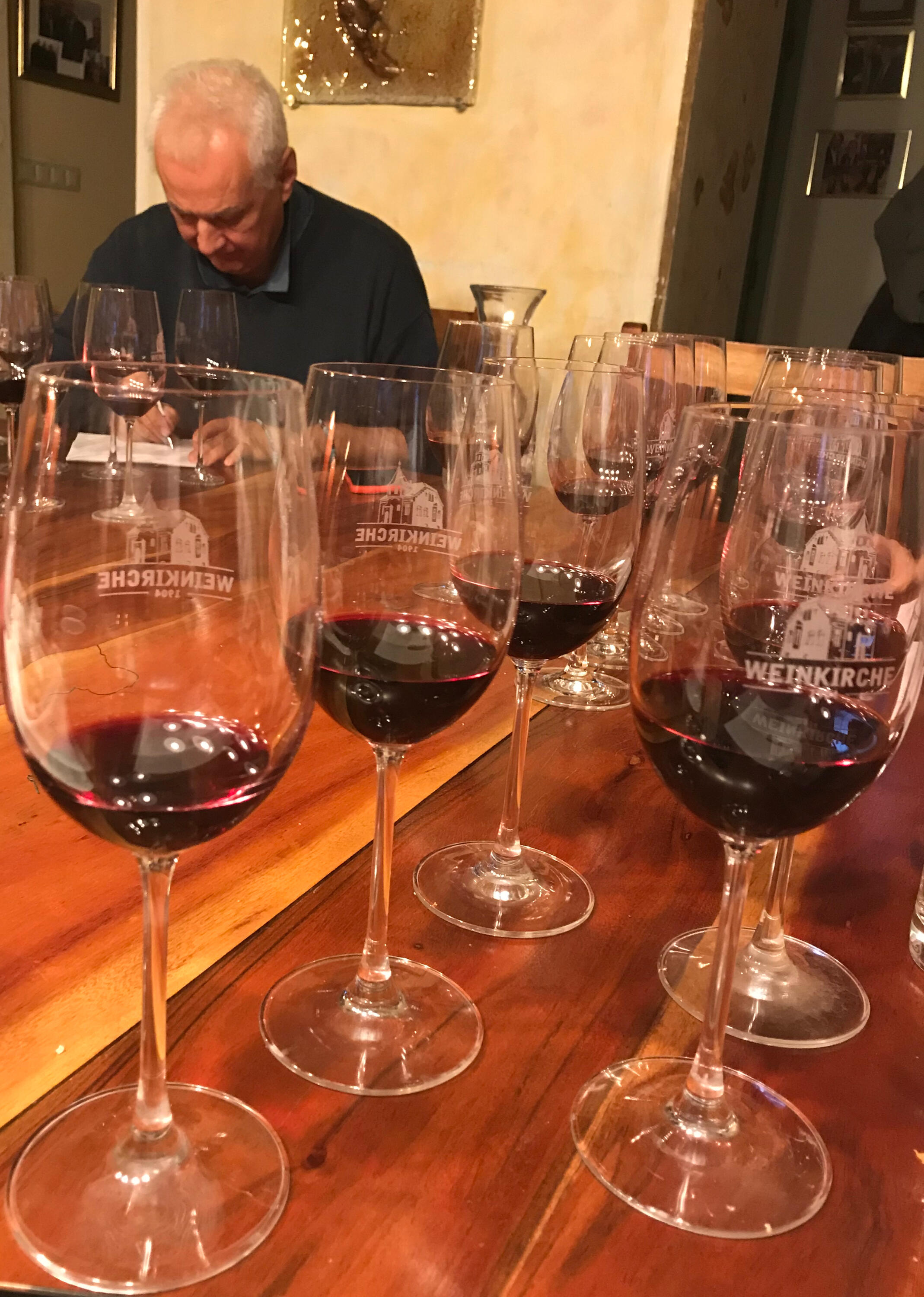 Verkostungsgläser mit verschiedenen Rotwein-Mischungen während der Cuvéetierung des Stani Cuvée