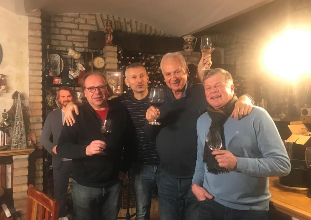 Hausherr der Weinkirche mit befreundeten Winzern im Verkostungsraum